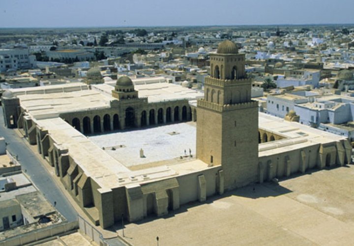 انتهاء المسلمين من بناء مسجد القيروان